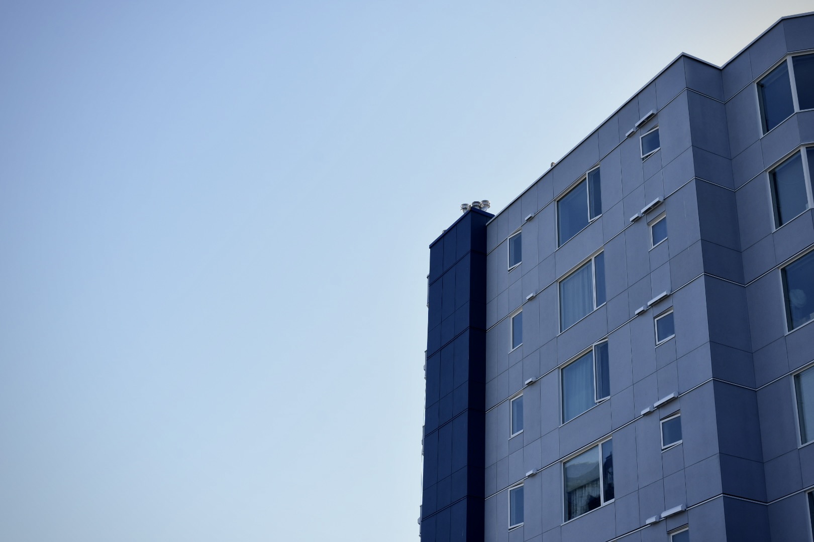 Pinnacle Glass & Aluminum Modern Architectural Showcase
